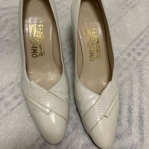Salvatore Ferragamo White Heels SZ 9